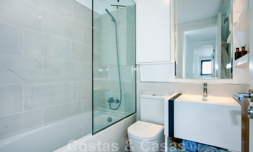 Instapklaar, ruim modern design penthouse te koop in luxueus complex in Marbella - Estepona 36961
