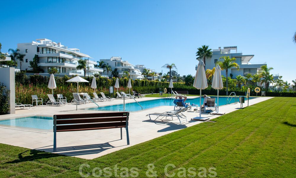 Instapklaar, ruim modern design penthouse te koop in luxueus complex in Marbella - Estepona 36992