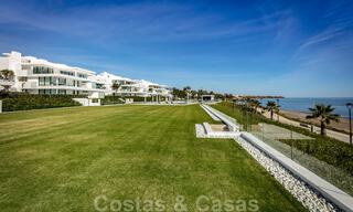 Strak modern, eerstelijnsstrand luxeappartement te koop in Emare, New Golden Mile, tussen Marbella en Estepona 36934 