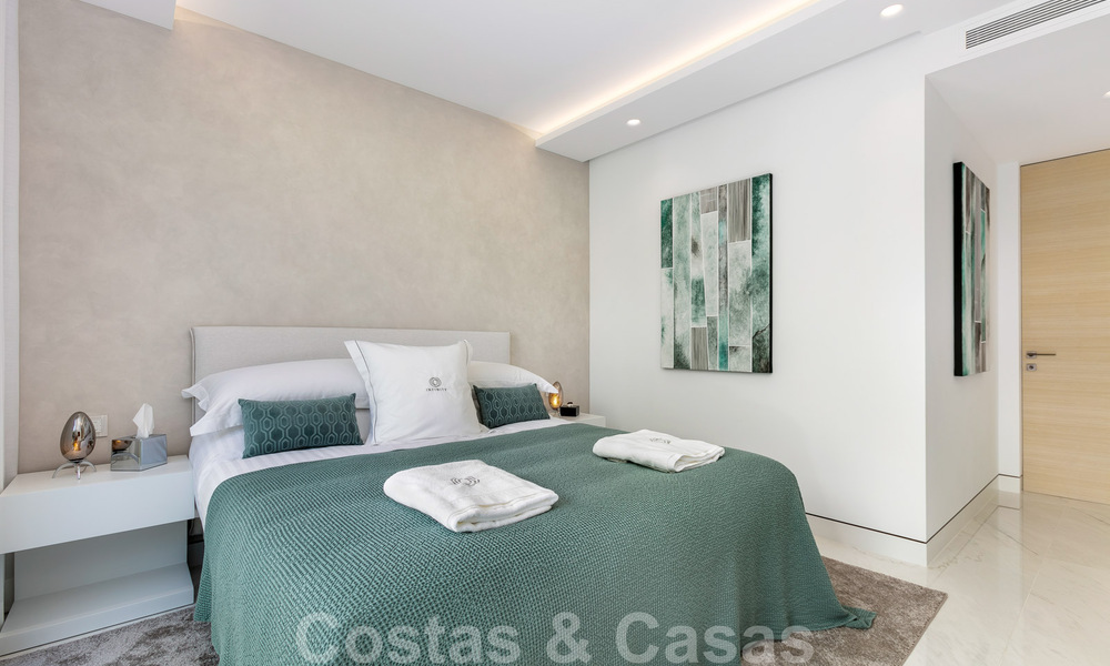 Strak modern, eerstelijnsstrand luxeappartement te koop in Emare, New Golden Mile, tussen Marbella en Estepona 36938