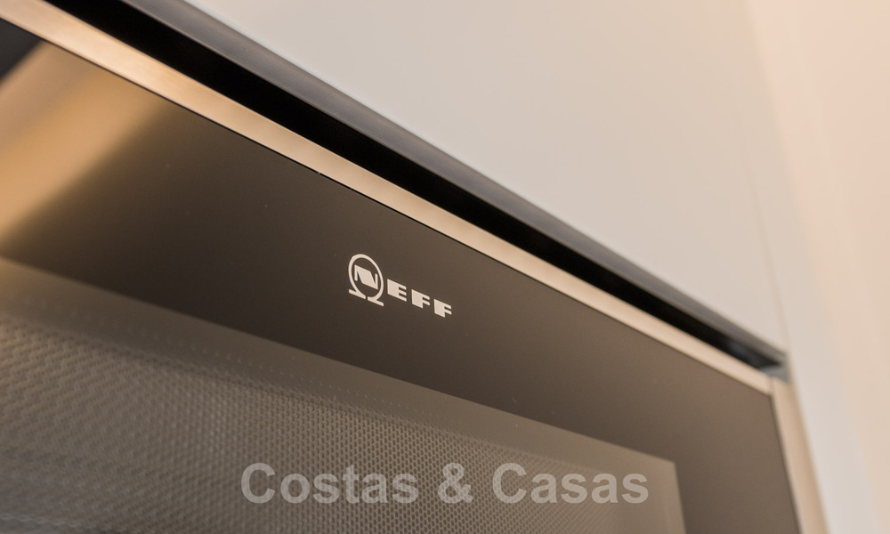 Eigentijds gerenoveerd eerstelijnsstrand Penthouse te koop met 4 slaapkamers en prachtig zeezicht op de New Golden Mile tussen Marbella en Estepona 36882