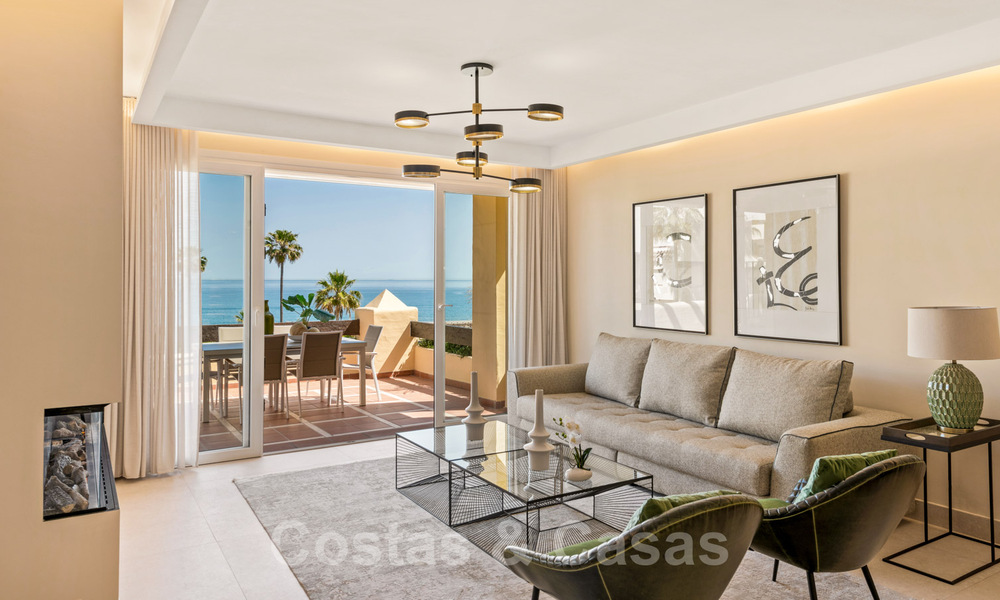 Eigentijds gerenoveerd eerstelijnsstrand Penthouse te koop met 4 slaapkamers en prachtig zeezicht op de New Golden Mile tussen Marbella en Estepona 36888