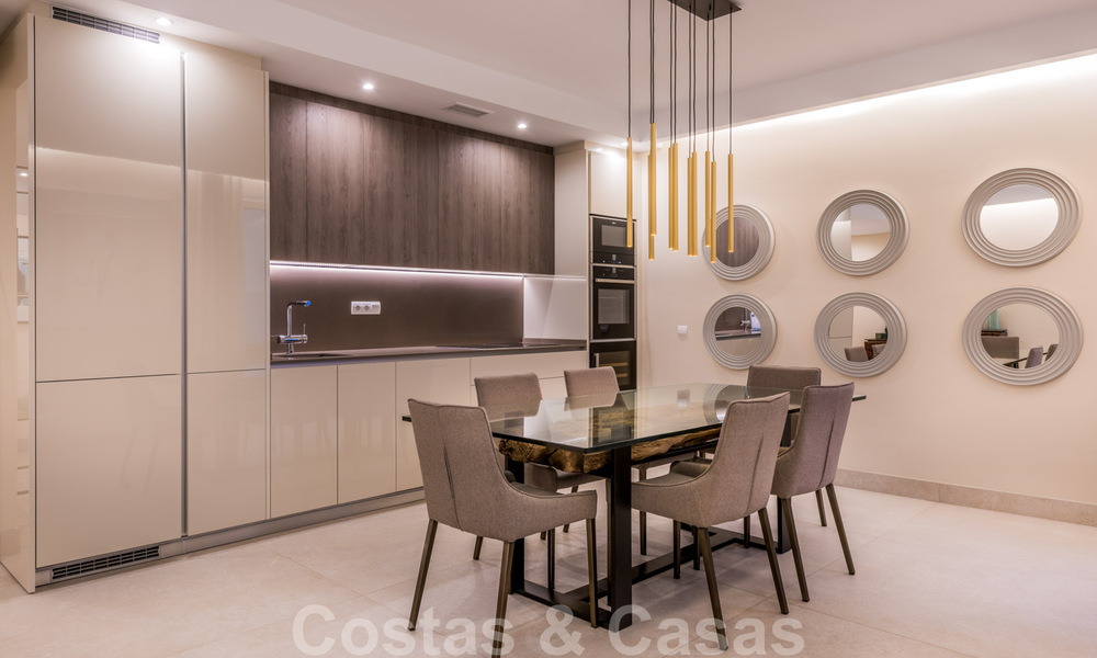 Eigentijds gerenoveerd eerstelijnsstrand Penthouse te koop met 4 slaapkamers en prachtig zeezicht op de New Golden Mile tussen Marbella en Estepona 36890