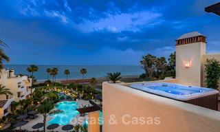 Eigentijds gerenoveerd eerstelijnsstrand Penthouse te koop met 4 slaapkamers en prachtig zeezicht op de New Golden Mile tussen Marbella en Estepona 36891 