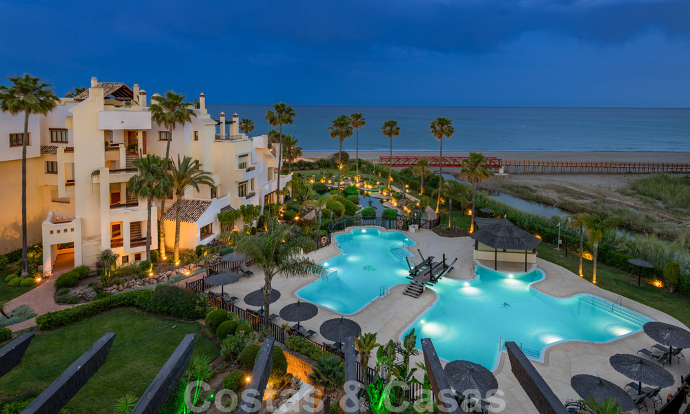 Eigentijds gerenoveerd eerstelijnsstrand Penthouse te koop met 4 slaapkamers en prachtig zeezicht op de New Golden Mile tussen Marbella en Estepona 36897