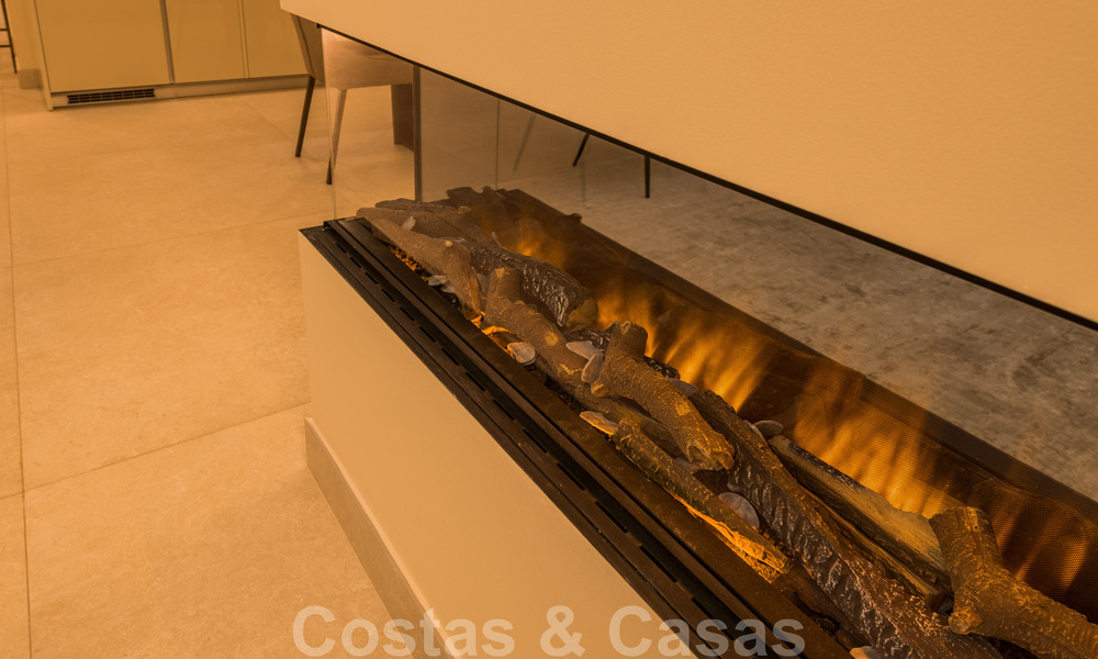 Eigentijds gerenoveerd eerstelijnsstrand Penthouse te koop met 4 slaapkamers en prachtig zeezicht op de New Golden Mile tussen Marbella en Estepona 36898