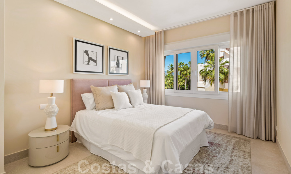 Eigentijds gerenoveerd eerstelijnsstrand Penthouse te koop met 4 slaapkamers en prachtig zeezicht op de New Golden Mile tussen Marbella en Estepona 36905