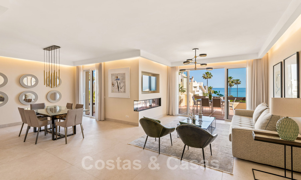 Eigentijds gerenoveerd eerstelijnsstrand Penthouse te koop met 4 slaapkamers en prachtig zeezicht op de New Golden Mile tussen Marbella en Estepona 36906