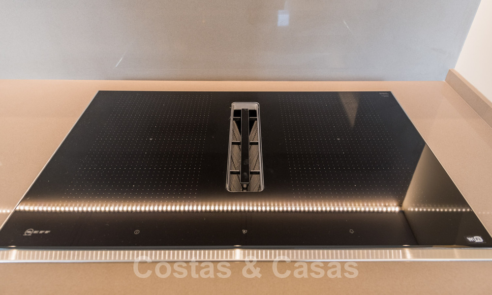 Eigentijds gerenoveerd eerstelijnsstrand Penthouse te koop met 4 slaapkamers en prachtig zeezicht op de New Golden Mile tussen Marbella en Estepona 36907