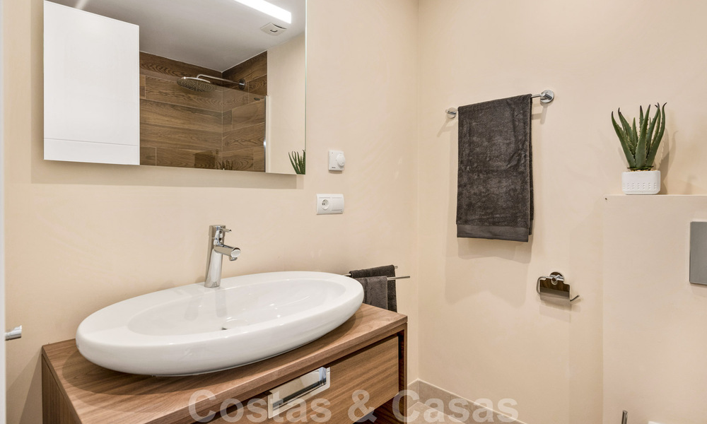 Eigentijds gerenoveerd eerstelijnsstrand Penthouse te koop met 4 slaapkamers en prachtig zeezicht op de New Golden Mile tussen Marbella en Estepona 36913