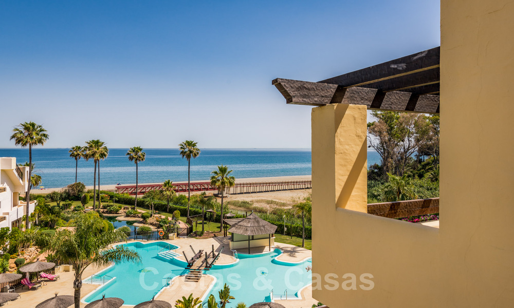Eigentijds gerenoveerd eerstelijnsstrand Penthouse te koop met 4 slaapkamers en prachtig zeezicht op de New Golden Mile tussen Marbella en Estepona 36922
