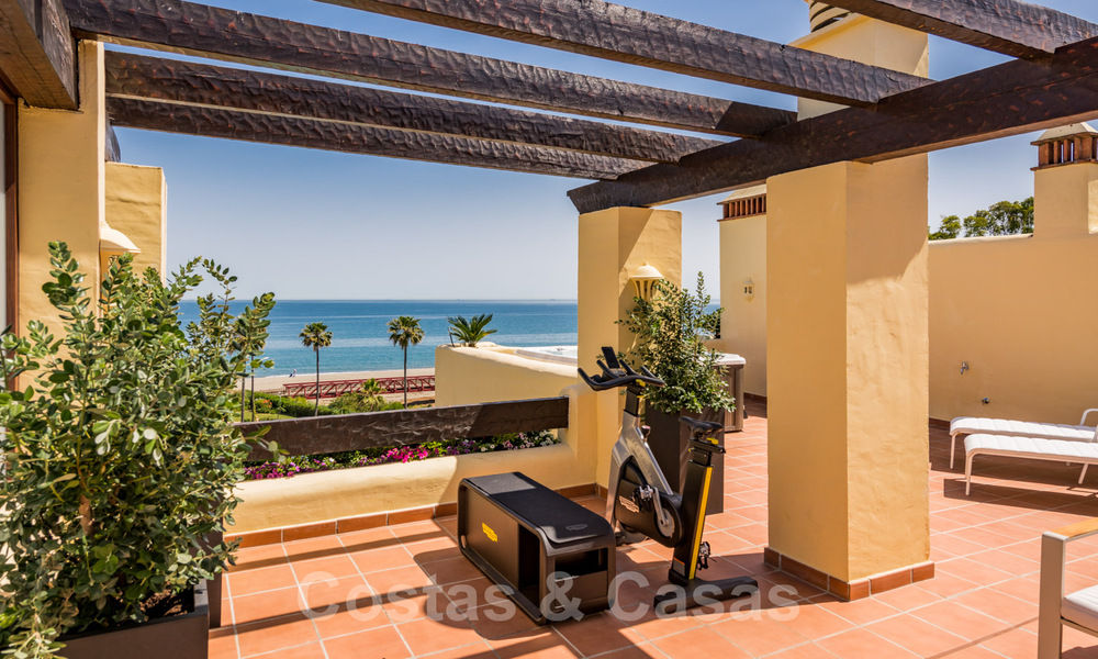 Eigentijds gerenoveerd eerstelijnsstrand Penthouse te koop met 4 slaapkamers en prachtig zeezicht op de New Golden Mile tussen Marbella en Estepona 36923