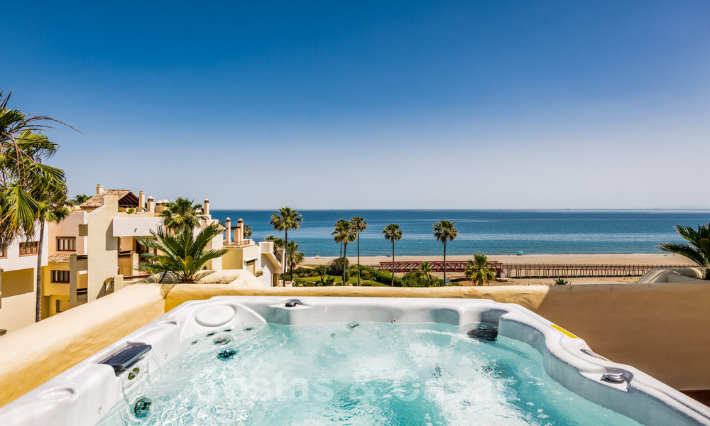 Eigentijds gerenoveerd eerstelijnsstrand Penthouse te koop met 4 slaapkamers en prachtig zeezicht op de New Golden Mile tussen Marbella en Estepona 36924
