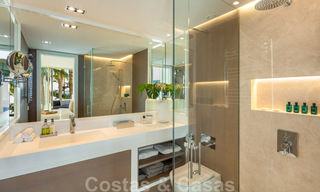 Eerstelijnsstrand super-de-luxe penthouse met schitterend open zeezicht te koop in Puente Romano in Marbella 37321 