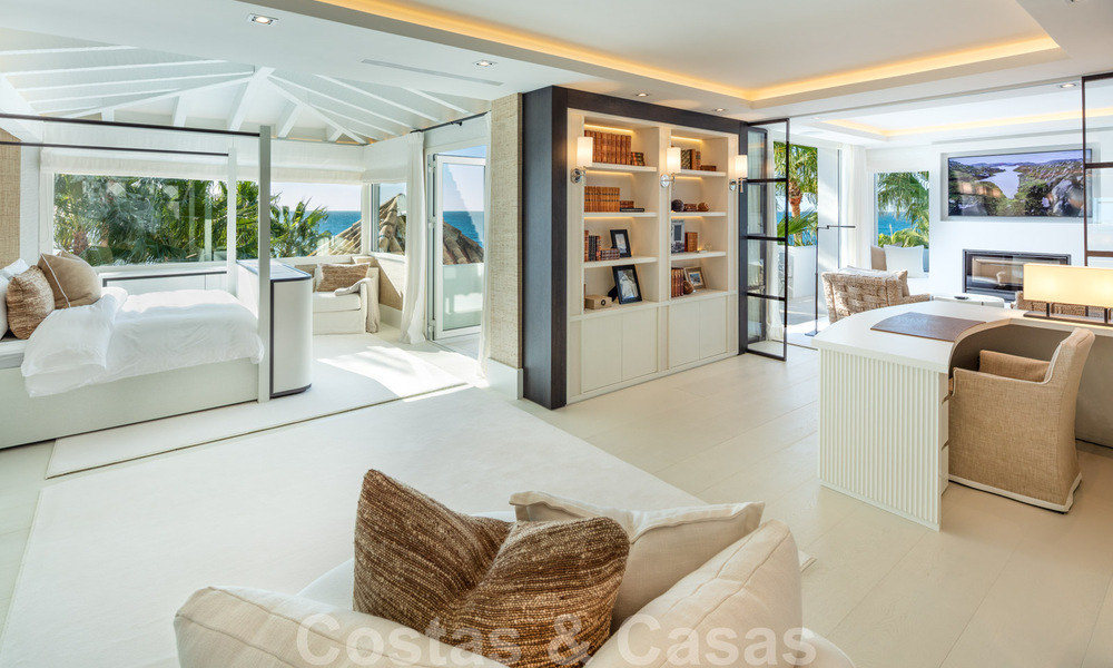 Eerstelijnsstrand super-de-luxe penthouse met schitterend open zeezicht te koop in Puente Romano in Marbella 37325