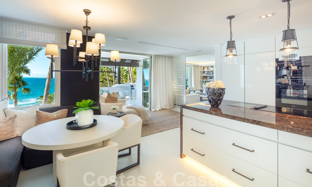 Eerstelijnsstrand super-de-luxe penthouse met schitterend open zeezicht te koop in Puente Romano in Marbella 37338