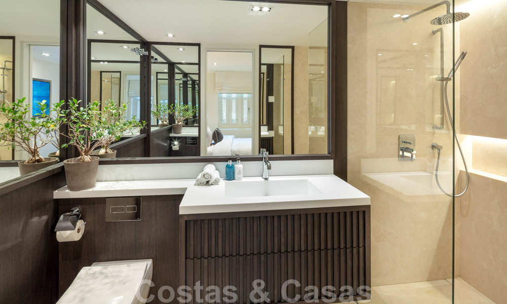 Eerstelijnsstrand super-de-luxe penthouse met schitterend open zeezicht te koop in Puente Romano in Marbella 37348