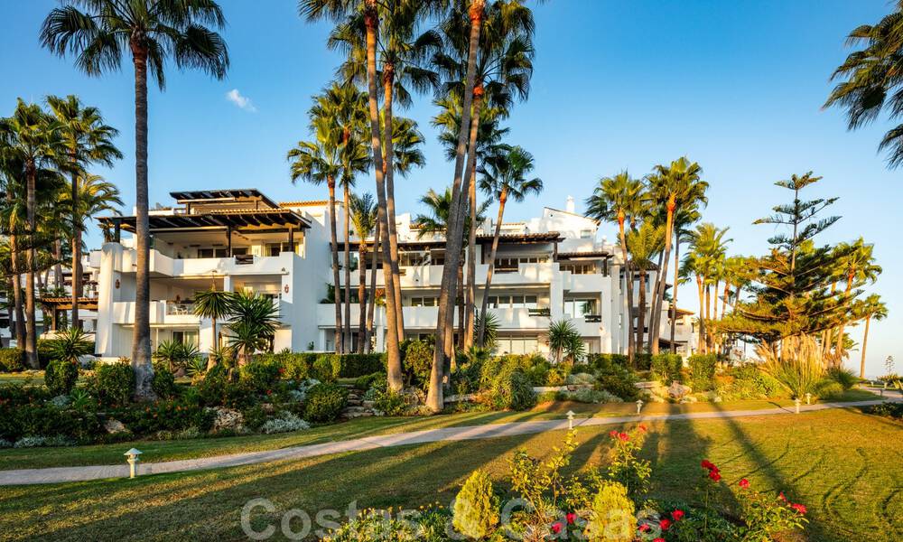 Eerstelijnsstrand super-de-luxe penthouse met schitterend open zeezicht te koop in Puente Romano in Marbella 37349