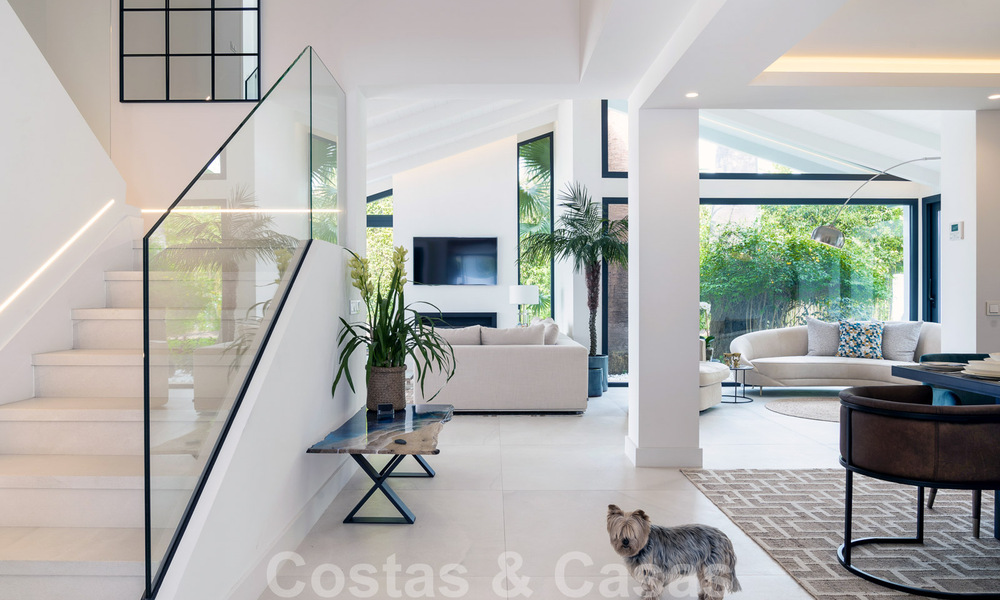 Stijlvol gerenoveerde villa te koop in een moderne Mediterrane stijl aan de Golden Mile in Marbella 37357