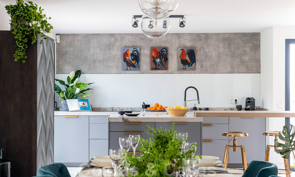 Stijlvol gerenoveerde villa te koop in een moderne Mediterrane stijl aan de Golden Mile in Marbella 37362