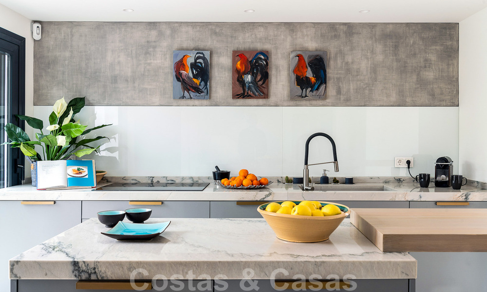 Stijlvol gerenoveerde villa te koop in een moderne Mediterrane stijl aan de Golden Mile in Marbella 37363