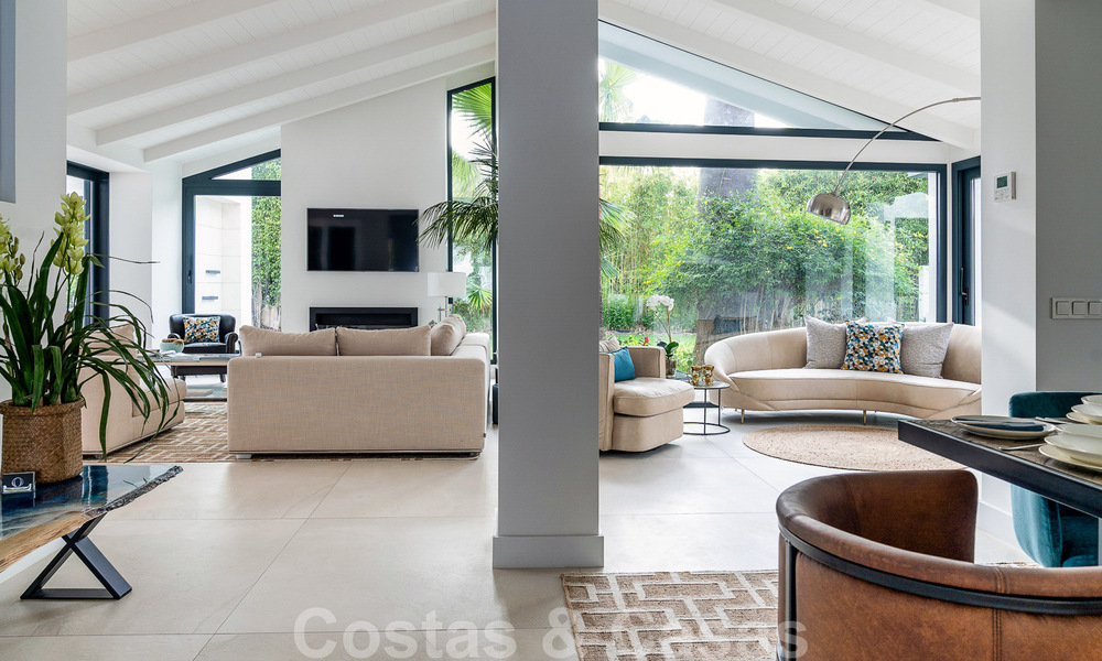 Stijlvol gerenoveerde villa te koop in een moderne Mediterrane stijl aan de Golden Mile in Marbella 37365