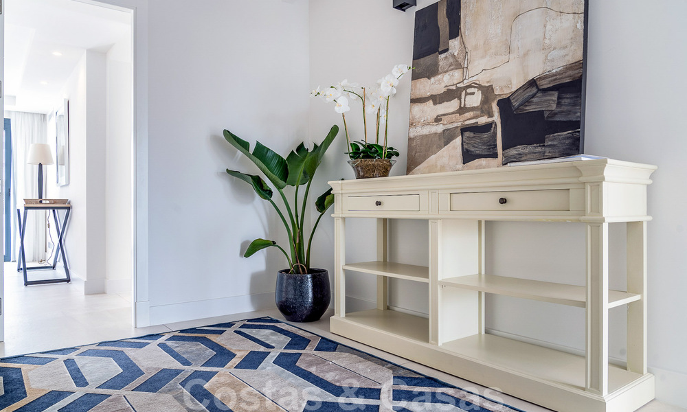 Stijlvol gerenoveerde villa te koop in een moderne Mediterrane stijl aan de Golden Mile in Marbella 37374