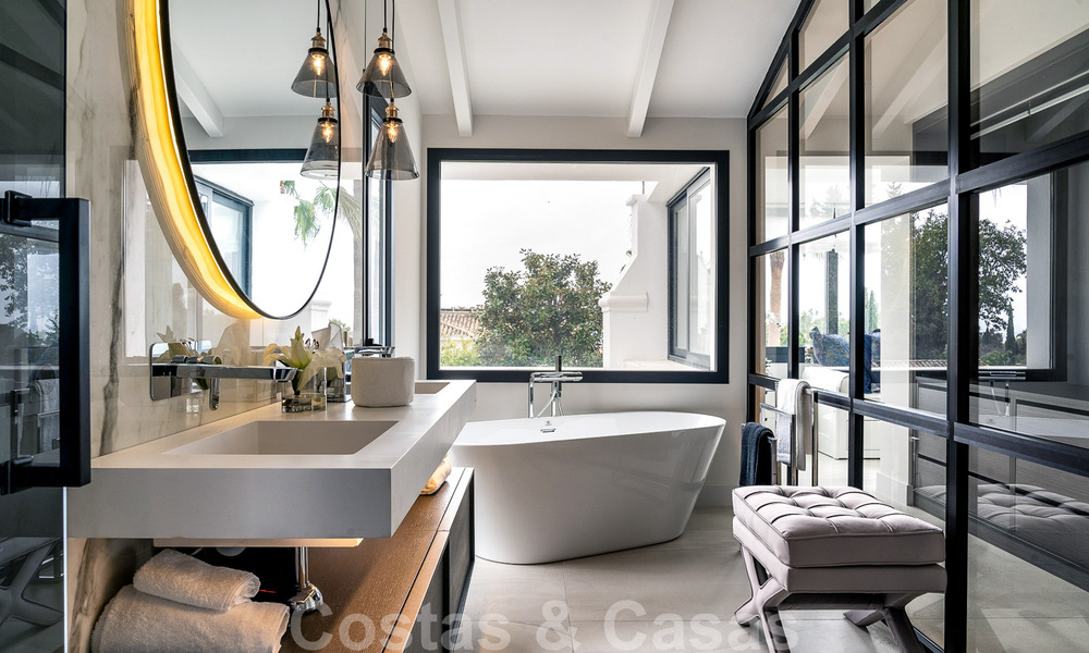 Stijlvol gerenoveerde villa te koop in een moderne Mediterrane stijl aan de Golden Mile in Marbella 37379