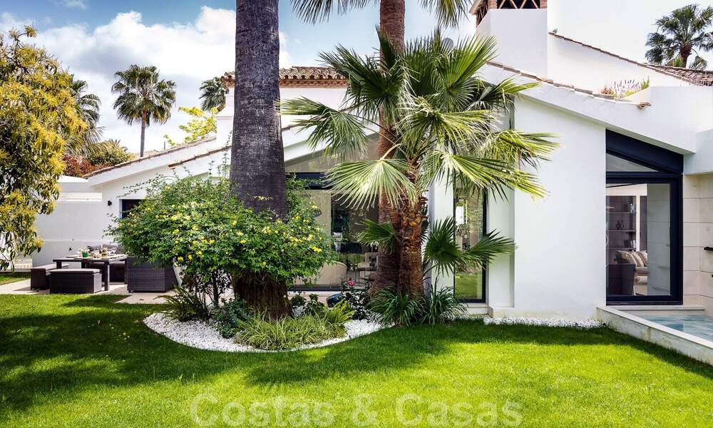 Stijlvol gerenoveerde villa te koop in een moderne Mediterrane stijl aan de Golden Mile in Marbella 37385
