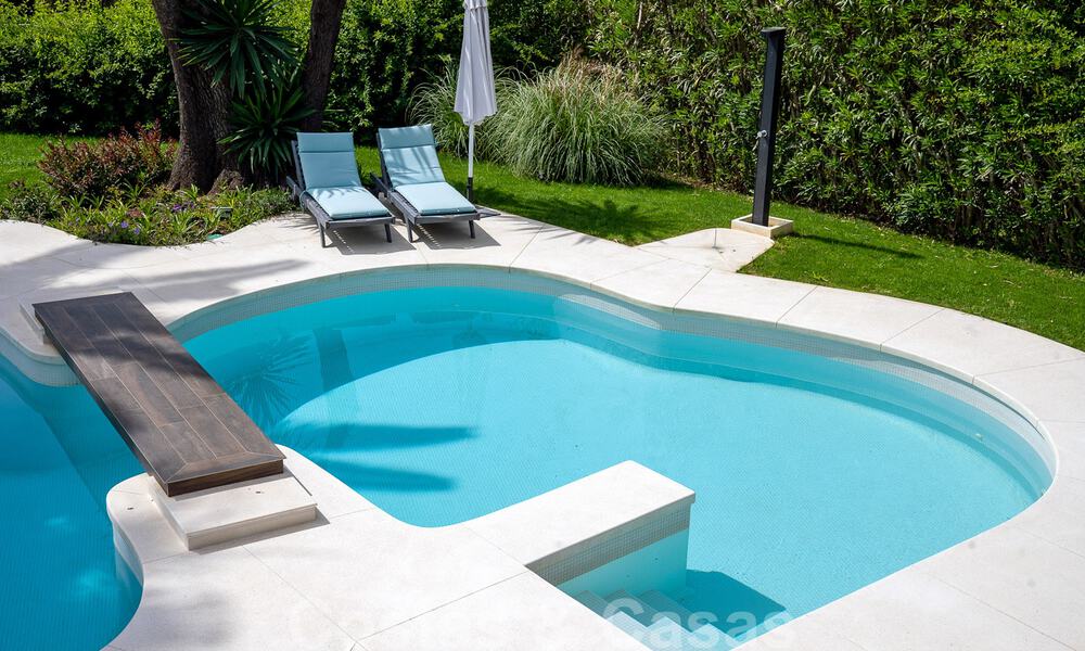 Stijlvol gerenoveerde villa te koop in een moderne Mediterrane stijl aan de Golden Mile in Marbella 37386