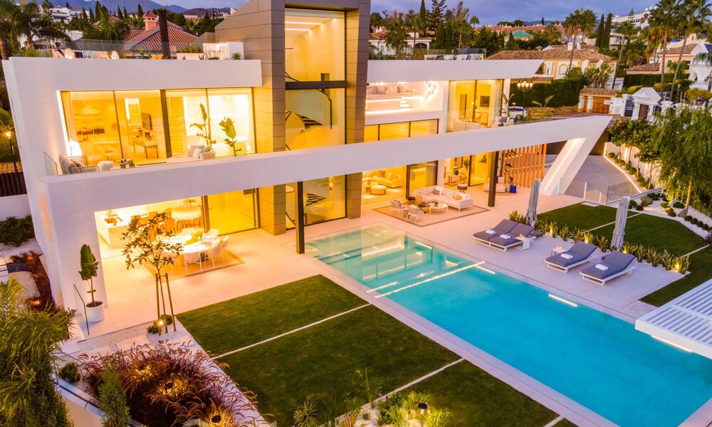 Instapklare, nieuwe moderne designvilla te koop in zeer gewilde strandwijk net ten oosten van Marbella centrum 37588