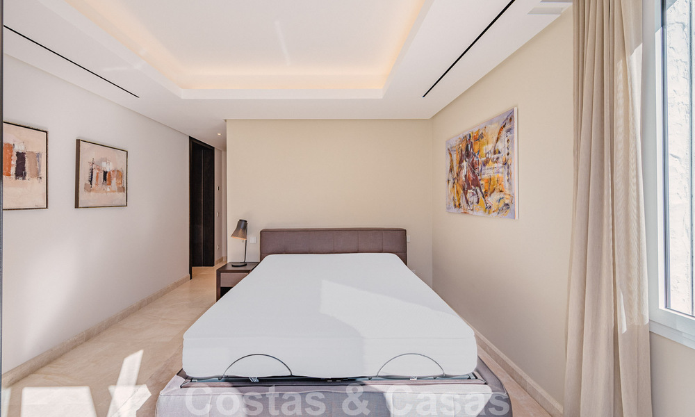 Eigentijds gerenoveerd eerstelijnstrand luxe penthouse te koop op de Golden Mile in Marbella 37677
