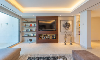 Eigentijds gerenoveerd eerstelijnstrand luxe penthouse te koop op de Golden Mile in Marbella 37687 