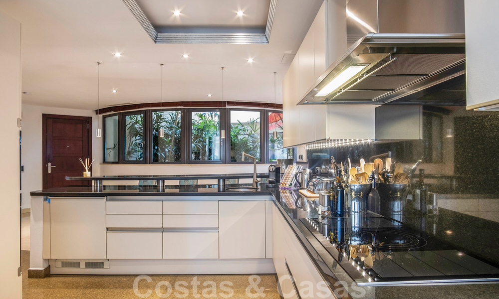 Eerstelijns strand luxeappartement te koop met zeezicht in Puerto Banus, Marbella 37713