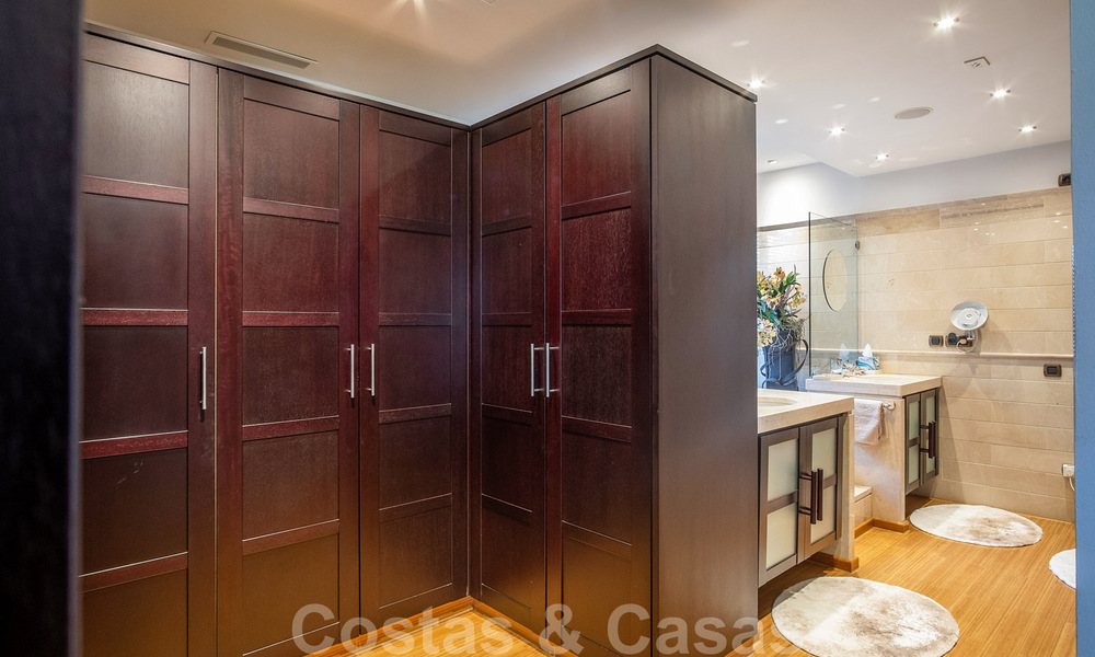 Eerstelijns strand luxeappartement te koop met zeezicht in Puerto Banus, Marbella 37721