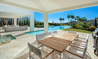 Fenomenale, hedendaagse, nieuwe luxevilla te koop in het hart van Nueva Andalucia’s Golf Vallei in Marbella. Sterk verlaagd in prijs! 37908 