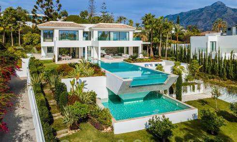 Fenomenale, hedendaagse, nieuwe luxevilla te koop in het hart van Nueva Andalucia’s Golf Vallei in Marbella. Sterk verlaagd in prijs! 37926