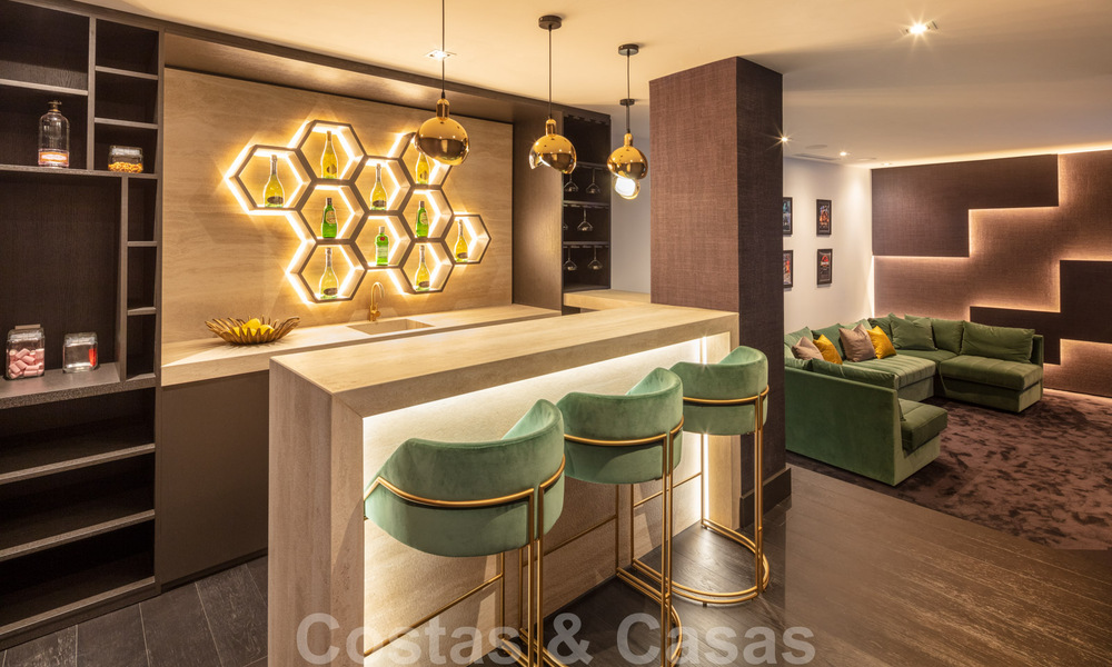 Exclusief ontworpen villa te koop, met prachtig uitzicht, in zeer populaire woonwijk in Nueva Andalucia in Marbella 37952