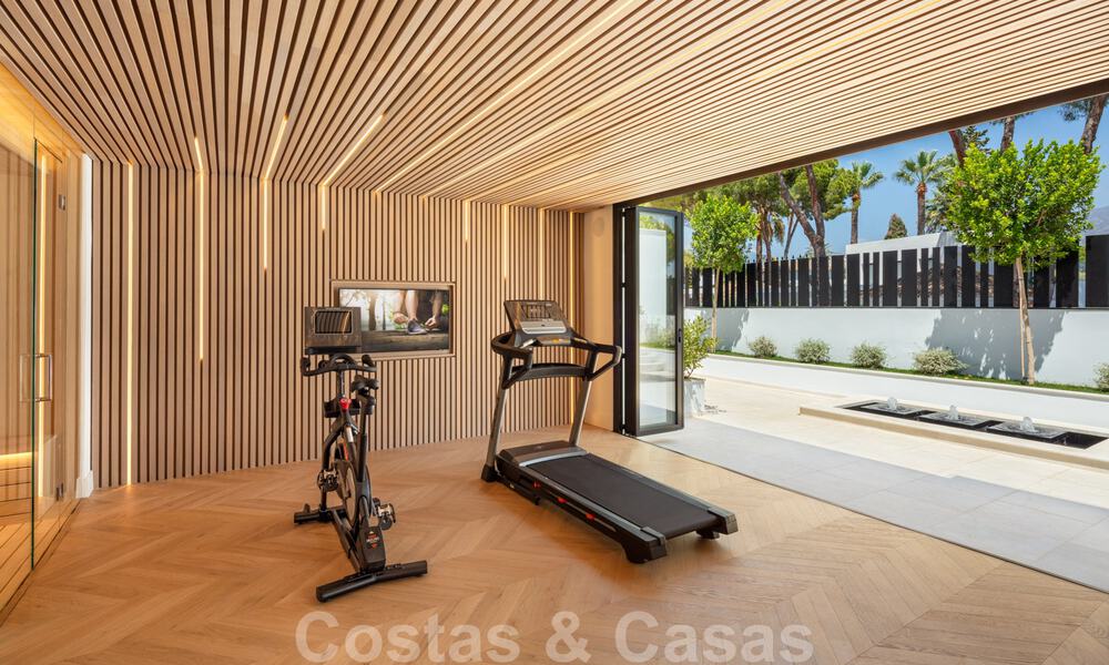 Exclusief ontworpen villa te koop, met prachtig uitzicht, in zeer populaire woonwijk in Nueva Andalucia in Marbella 37955