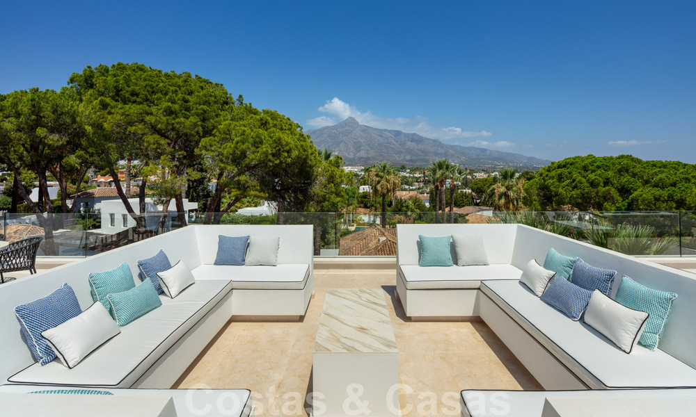 Exclusief ontworpen villa te koop, met prachtig uitzicht, in zeer populaire woonwijk in Nueva Andalucia in Marbella 37956