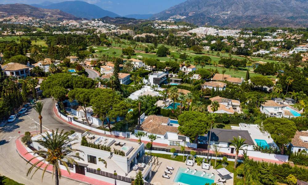 Exclusief ontworpen villa te koop, met prachtig uitzicht, in zeer populaire woonwijk in Nueva Andalucia in Marbella 37965