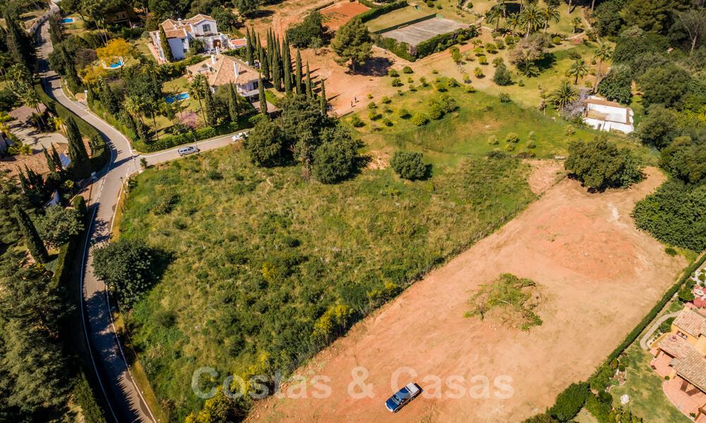 Perceel met project en vergunning voor een majestueuze, eigentijdse mediterrane luxevilla te koop met adembenemend zeezicht in het exclusieve Cascada de Camojan in Marbella 38061