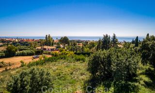 Perceel met project en vergunning voor een majestueuze, eigentijdse mediterrane luxevilla te koop met adembenemend zeezicht in het exclusieve Cascada de Camojan in Marbella 38064 