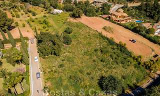 Perceel met project en vergunning voor een majestueuze, eigentijdse mediterrane luxevilla te koop met adembenemend zeezicht in het exclusieve Cascada de Camojan in Marbella 38067 