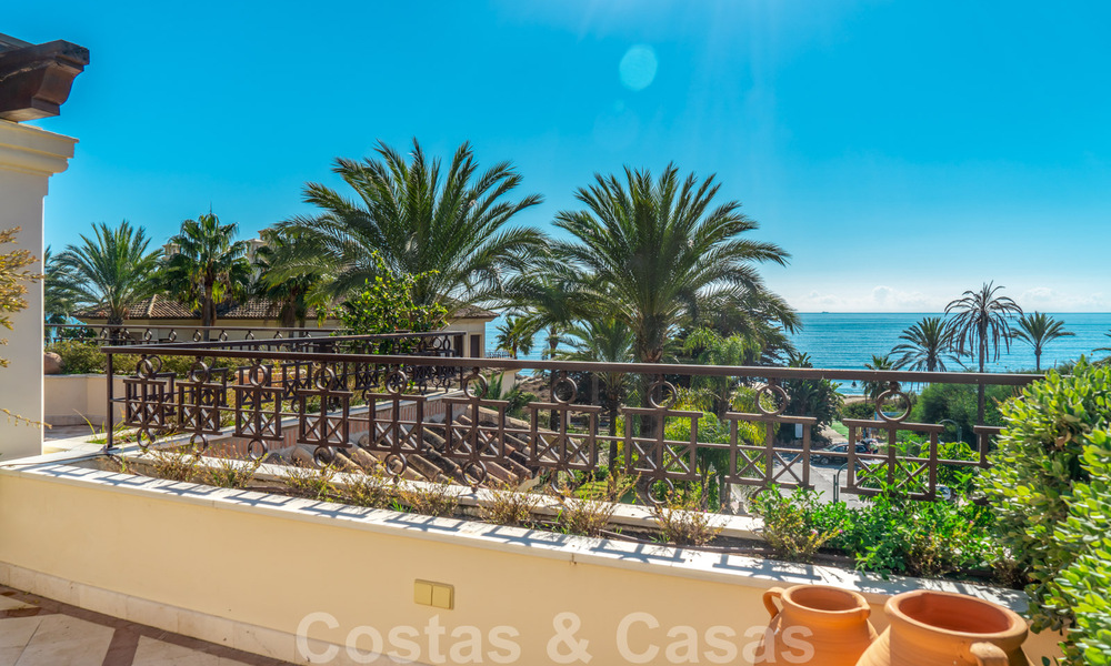 Stijlvol eerstelijns strand penthouse te koop in mediterrane stijl met zeezicht in Los Monteros, Marbella 38069