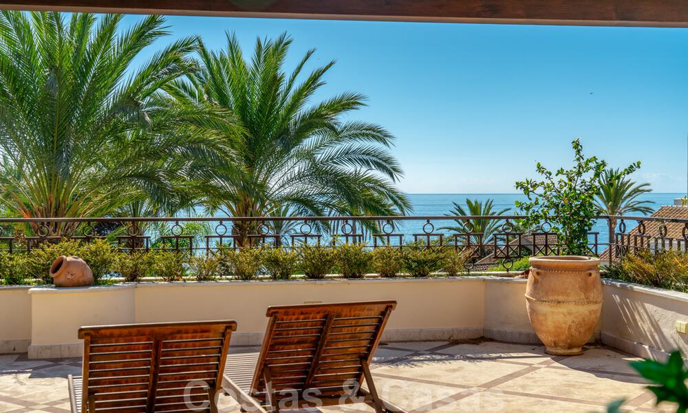 Stijlvol eerstelijns strand penthouse te koop in mediterrane stijl met zeezicht in Los Monteros, Marbella 38070