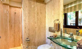 Stijlvol eerstelijns strand penthouse te koop in mediterrane stijl met zeezicht in Los Monteros, Marbella 38071 