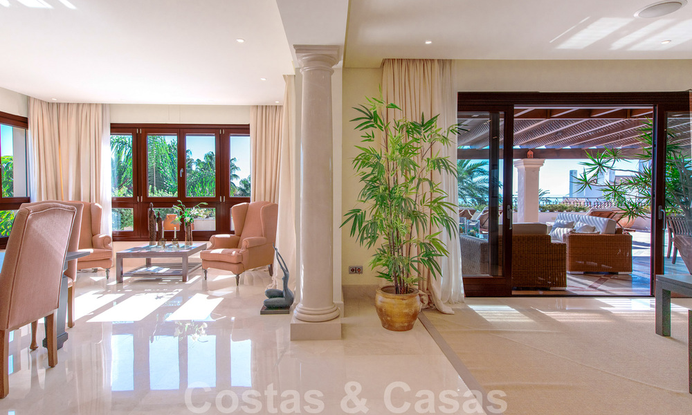 Stijlvol eerstelijns strand penthouse te koop in mediterrane stijl met zeezicht in Los Monteros, Marbella 38073
