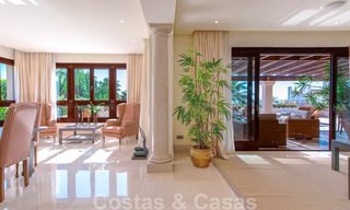 Stijlvol eerstelijns strand penthouse te koop in mediterrane stijl met zeezicht in Los Monteros, Marbella 38073 