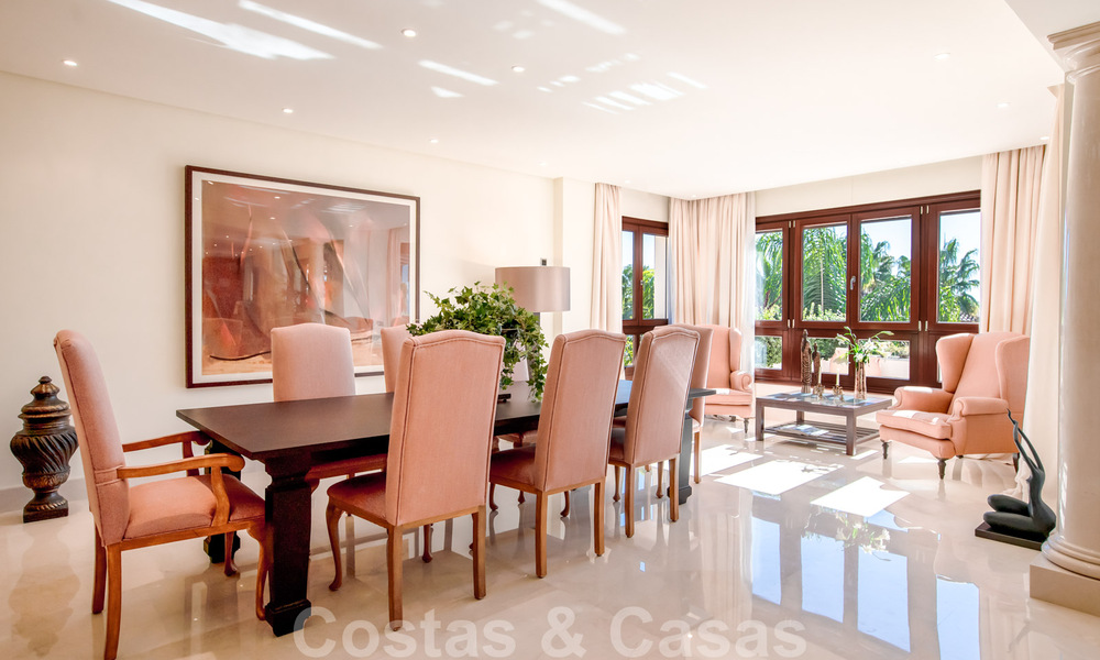 Stijlvol eerstelijns strand penthouse te koop in mediterrane stijl met zeezicht in Los Monteros, Marbella 38074